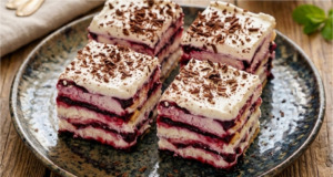 Luxusní nepečená rybízová kostka ze sušenek: Osvěžující letní dezert s mascarpone hotový bez zapínání trouby