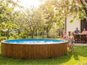 Pořídili jsme si bazén. Od té doby jsme podle sousedů namyšlení