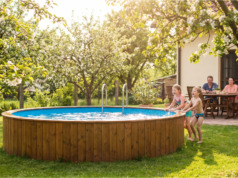 Pořídili jsme si bazén. Od té doby jsme podle sousedů namyšlení