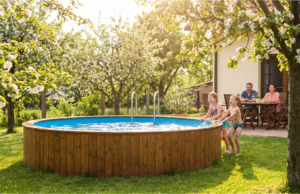 Pořídili jsme si bazén. Od té doby jsme podle sousedů namyšlení