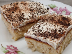 Obrácený jablečný sen s marmeládou a mascarpone: Vláčný letní řez na plech, který předčí i klasický štrúdl