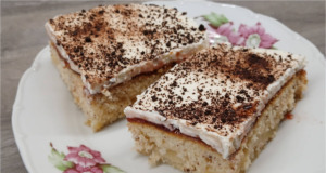 Obrácený jablečný sen s marmeládou a mascarpone: Vláčný letní řez na plech, který předčí i klasický štrúdl