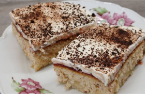 Obrácený jablečný sen s marmeládou a mascarpone: Vláčný letní řez na plech, který předčí i klasický štrúdl