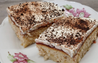 Obrácený jablečný sen s marmeládou a mascarpone: Vláčný letní řez na plech, který předčí i klasický štrúdl