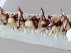 Sněhová kokosová roláda s malinami a mascarpone: Křehký letní dezert, který se rozplývá na jazyku