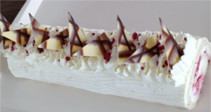 Sněhová kokosová roláda s malinami a mascarpone: Křehký letní dezert, který se rozplývá na jazyku