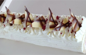 Sněhová kokosová roláda s malinami a mascarpone: Křehký letní dezert, který se rozplývá na jazyku