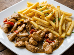 Šťavnatá kuřecí směs na čínský způsob s křupavými hranolky: Bleskový oběd s luxusní lesklou omáčkou