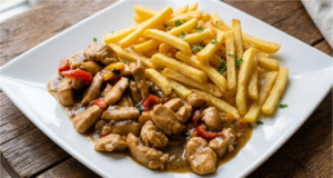 Šťavnatá kuřecí směs na čínský způsob s křupavými hranolky: Bleskový oběd s luxusní lesklou omáčkou