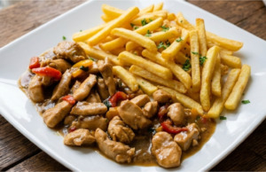 Šťavnatá kuřecí směs na čínský způsob s křupavými hranolky: Bleskový oběd s luxusní lesklou omáčkou