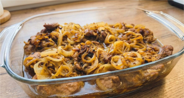 stavnata-pecena-krkovice-na-cibuli-cesneku-a-slanine-tajemstvi-dokonaleho-masa-t-312