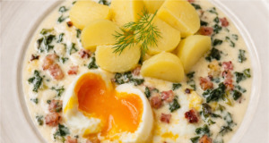 Staročeská salátová omáčka s novými bramborami, vejcem a slaninou