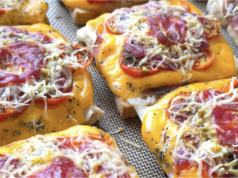 Zapečené pizzové tousty z trouby: Blesková večeře ve stylu „co dům dá“, kterou zvládnete za 15 minut
