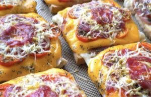 Zapečené pizzové tousty z trouby: Blesková večeře ve stylu „co dům dá“, kterou zvládnete za 15 minut
