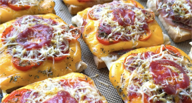 zapecene-pizzove-tousty-z-trouby-bleskova-vecere-ve-stylu-co-dum-da-kterou-zvlad-855