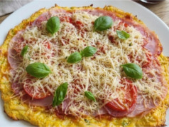 Cuketová pizza se šunkou, rajčetem a sýrem Cuketová pizza se šunkou, rajčetem a sýrem