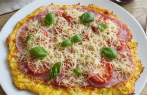 Cuketová pizza se šunkou, rajčetem a sýrem Cuketová pizza se šunkou, rajčetem a sýrem