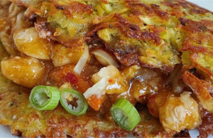 Na křupavý bramborák jsem přidala kuřecí směs se zeleninou a sladkou chilli omáčkou