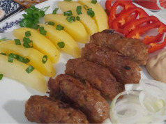 Domácí čevabčiči z vepřového masa s bramborami a cibulkou