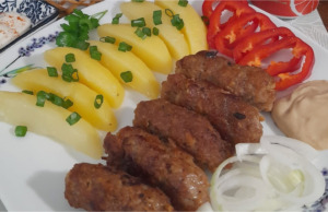 Domácí čevabčiči z vepřového masa s bramborami a cibulkou