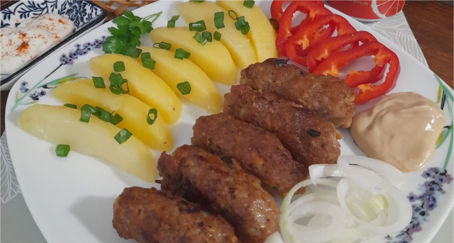 domaci-cevabcici-z-veproveho-masa-s-bramborami-a-cibulkou-996