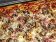 Domácí kynutá pizza na plechu se šunkou, sýrem a čerstvými žampióny