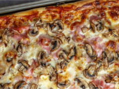 Domácí kynutá pizza na plechu se šunkou, sýrem a čerstvými žampióny