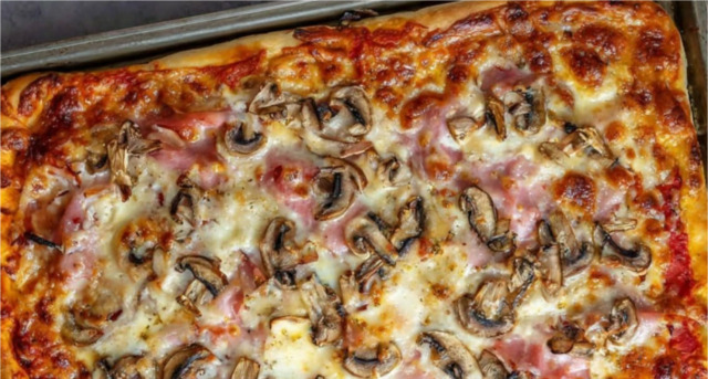 domaci-kynuta-pizza-na-plechu-se-sunkou-syrem-a-cerstvymi-zampiony-532