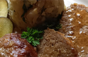 Domácí sekaná se slaninou a šťouchanými bramborami: Díky namočenému pečivu je krásně jemná