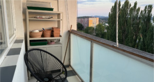 Holubi se nám stále vracejí na balkon: Jak omezit jejich posedávání a nepořádek