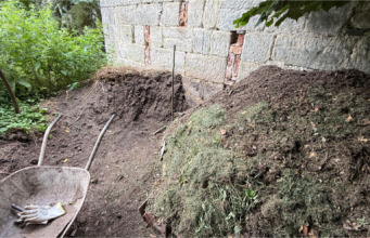 Když kompost přeroste přes hlavu: Jak rozebrat velkou hromadu a získat z ní kvalitní materiál