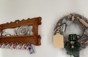 Inspirace na kuchyňský věnec z proutí: Nechybí váleček, struhadlo ani dřevěné prkénko
