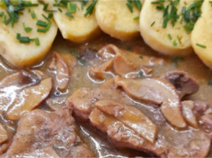 Vepřová kýta na houbách s bramborovým knedlíkem