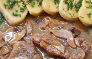 Vepřová kýta na houbách s bramborovým knedlíkem