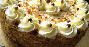 Mrkvový dort s mascarpone krémem: Nadýchaný korpus s ořechy, rumem a marmeládou