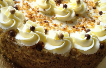 Mrkvový dort s mascarpone krémem: Nadýchaný korpus s ořechy, rumem a marmeládou