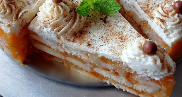 nepeceny-jablkovo-merunkovy-dort-s-pudinkem-a-luxusnim-kremem-z-mascarpone-421