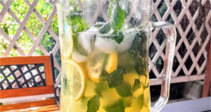 Poctivá domácí citrónová limonáda s medem, mátou a meduňkou: Ledové letní osvěžení za 10 minut