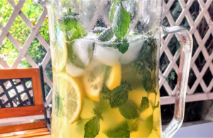 Poctivá domácí citrónová limonáda s medem, mátou a meduňkou: Ledové letní osvěžení za 10 minut