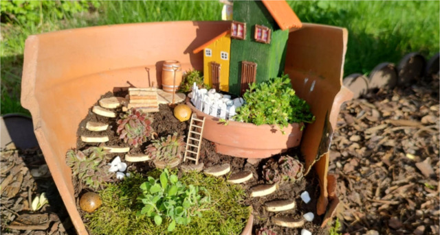 rozbity-kvetinac-nevyhodila-promenila-ho-v-pohadkovou-zahradku-se-schudky-a-dome-450