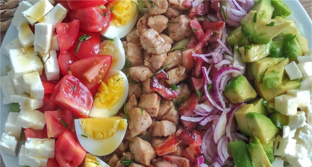 salat-inspirovany-jennifer-aniston-kure-avokado-vejce-a-krupava-slanina-181