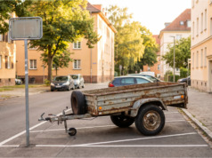Soused z vedlejšího vchodu si na naše vyhrazené parkovací místo dává starý přívěs. Když jsem ho upozornil, řekl mi, že tam stejně nikdo nestojí