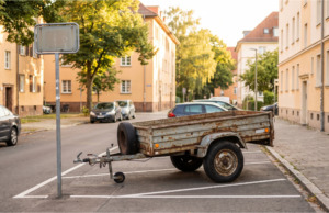 Soused z vedlejšího vchodu si na naše vyhrazené parkovací místo dává starý přívěs. Když jsem ho upozornil, řekl mi, že tam stejně nikdo nestojí