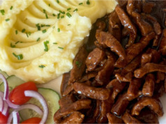 Vepřové pepřové nudličky se sójovou omáčkou a bramborovou kaší