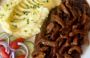 Vepřové pepřové nudličky se sójovou omáčkou a bramborovou kaší