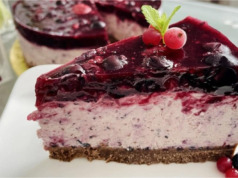 Nepečený borůvkový cheesecake s lesním ovocem a zrcadlovou želatinou