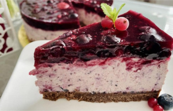 Nepečený borůvkový cheesecake s lesním ovocem a zrcadlovou želatinou