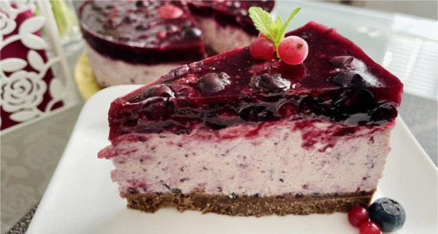 vysoky-nepeceny-boruvkovy-cheesecake-s-lesnim-ovocem-a-zrcadlovou-zelatinou-274