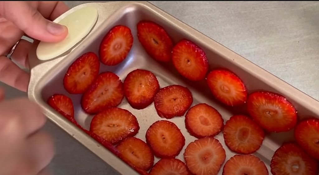 Înghețată simplă de căpșuni: ai nevoie doar de 3 ingrediente de bază!